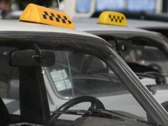 На транспортной блокаде Крыма зарабатывают таксисты, — СМИ
