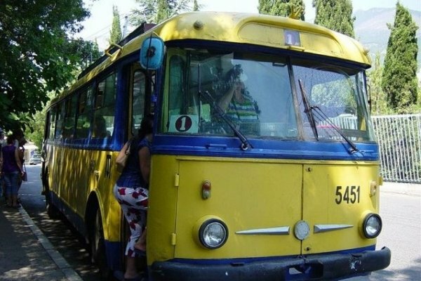 С завтрашнего дня в Крыму подорожает проезд в троллейбусах