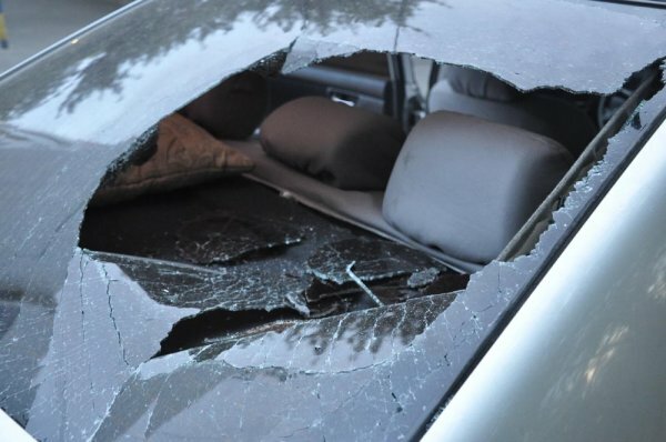 В Севастополе вор разбил стекло в машине ради нескольких шоколадок