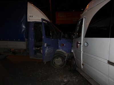 В Севастополе четыре человека пострадали в столкновении грузовика и автобус ...