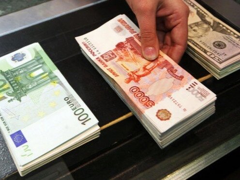Курс доллара на открытии торгов снизился до 62 рублей, евро — до 74