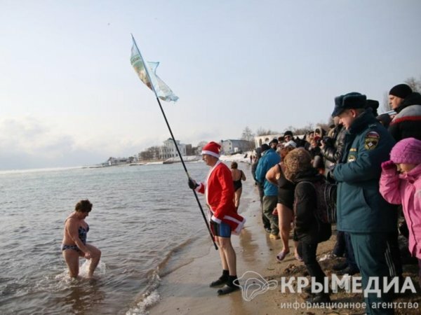 В Евпатории состоялся массовый рождественский заплыв «моржей» (ФОТО)