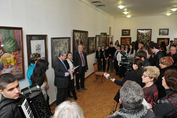 В Симферополе открылась выставка работ Академии акварели и изящных искусств