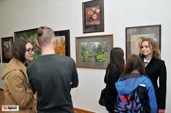 В Симферополе открылась выставка работ Академии акварели и изящных искусств