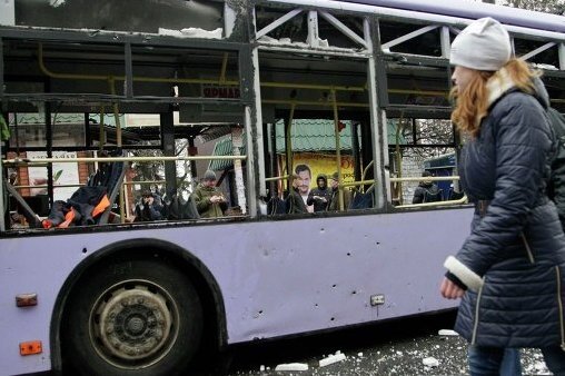 Трагедия в Донецке: под обстрел попала пассажирская остановка (ВИДЕО)