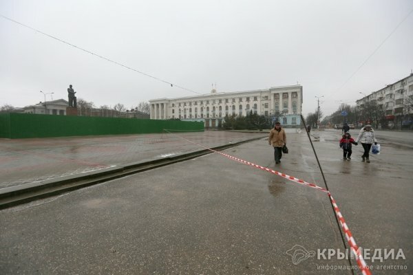 Памятник Ленину в Симферополе обнесли высоким забором (ФОТО)