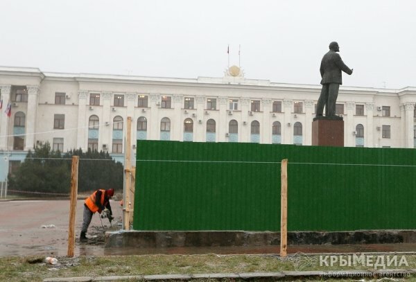 Памятник Ленину в Симферополе обнесли высоким забором (ФОТО)