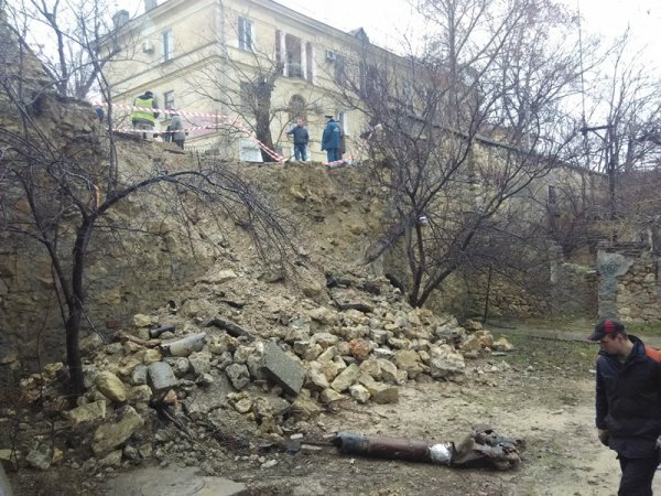 В Севастополе рухнула опорная стена