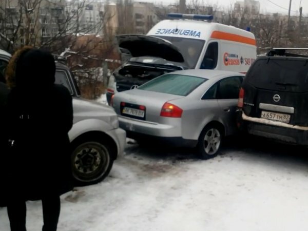В Симферополе из-за гололедицы столкнулись сразу пять машин (ВИДЕО)