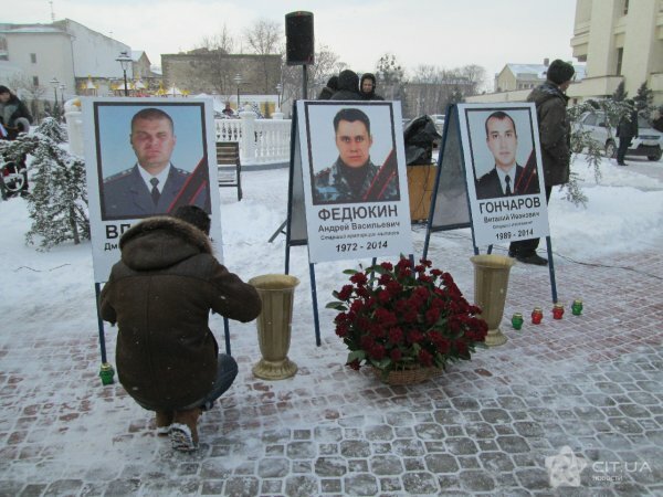 В Симферополе почтили память погибших на Майдане крымских правоохранителей ...