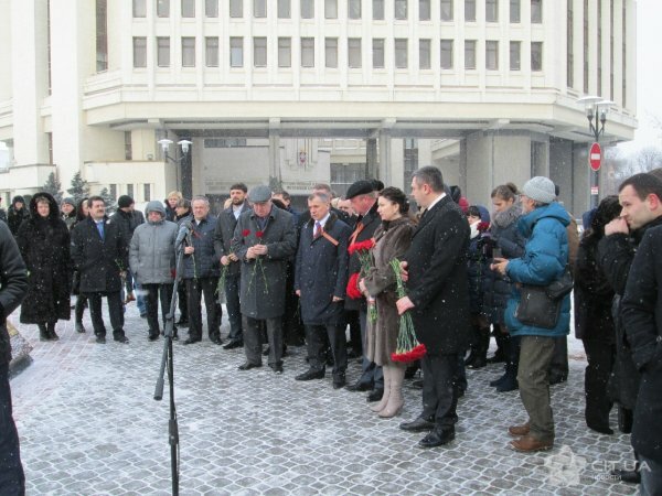 В Симферополе почтили память погибших на Майдане крымских правоохранителей (ФОТО) (ВИДЕО)