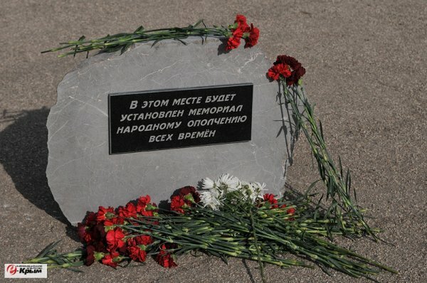 В Симферополе установили камень на месте запланированного памятника ополчению
