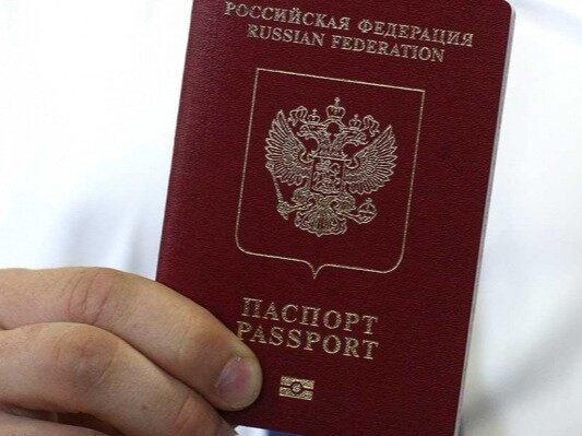 В Севастополе оформляют российские загранпаспорта