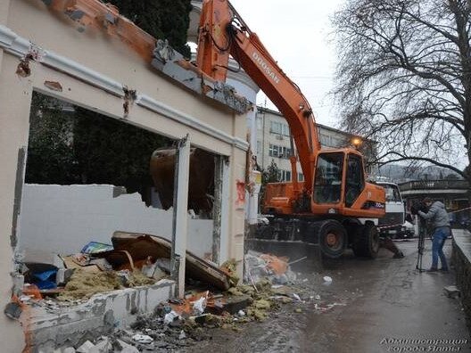 В Ялте продолжается демонтаж торговых павильонов (ФОТО)