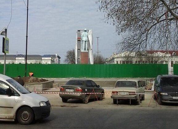 Памятник Ленину в Симферополе проходит все стадии трансформации (ФОТО)