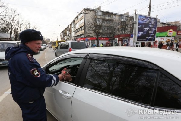 Сотрудники ГИБДД в Симферополе поздравили женщин с 8 Марта (ФОТО)