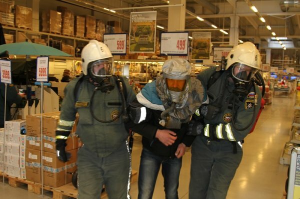 В Севастополе устроили учения по тушению пожара в торговом центре