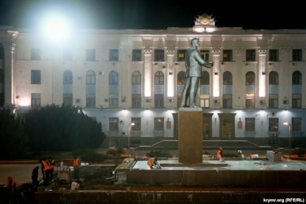 В Симферополе завершили работу по реконструкции памятника Ленину (ФОТО)
