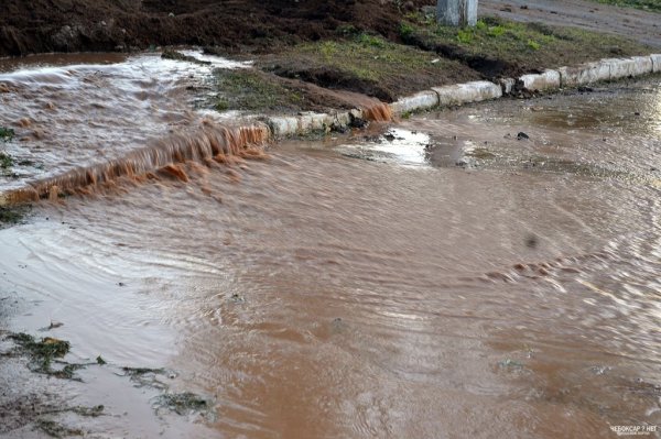 Поток дождевой воды в Крыму снес хозяйственную постройку