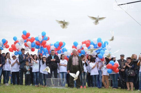 Первых лиц Крыма на Хыдырлезе встречали с караваем под народные танцы (ФОТОРЕПОРТАЖ)