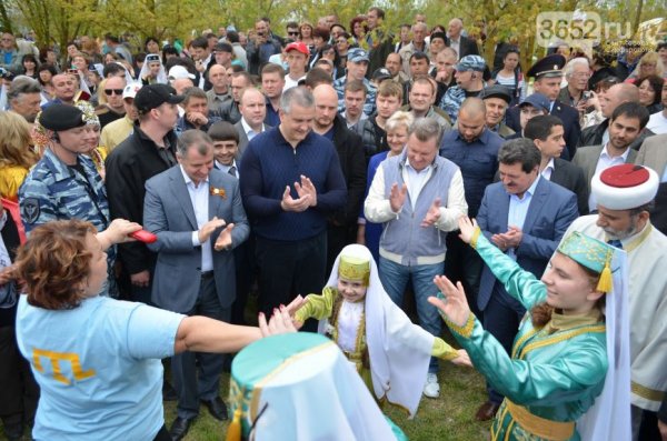 Первых лиц Крыма на Хыдырлезе встречали с караваем под народные танцы (ФОТОРЕПОРТАЖ)