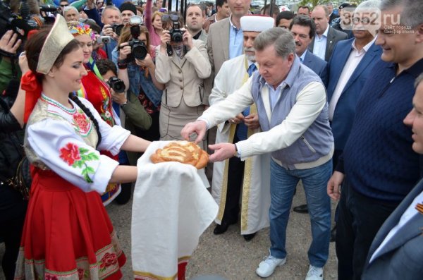 Первых лиц Крыма на Хыдырлезе встречали с караваем под народные танцы (ФОТОРЕПОРТАЖ)