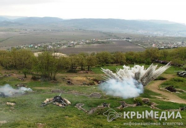 В Севастополе прошла военная реконструкция штурма Сапун-горы (ФОТО)