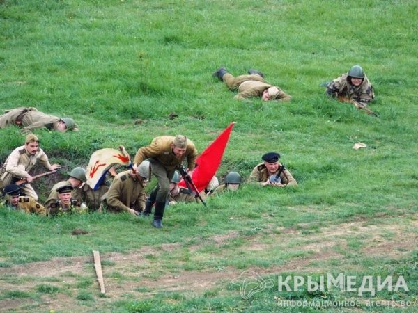 В Севастополе прошла военная реконструкция штурма Сапун-горы (ФОТО)