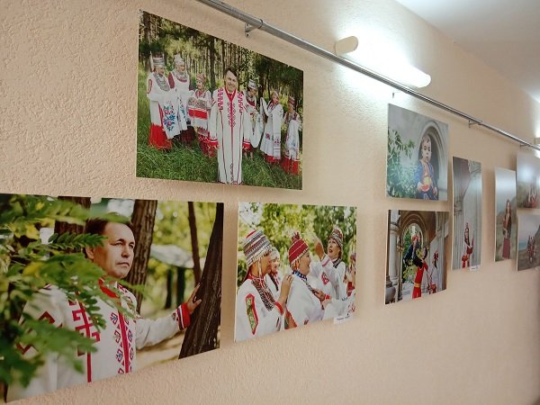 В Симферополе в библиотеке им.Франко прошла презентация фотоальбома "В единстве народов сила Крыма"