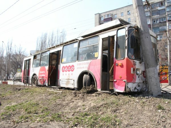 В Севастополе при столкновении троллейбуса со столбом пострадали три пассаж ...