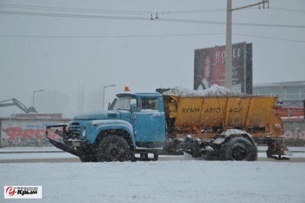 На расчистку дорог в Крыму вышло почти сто единиц техники