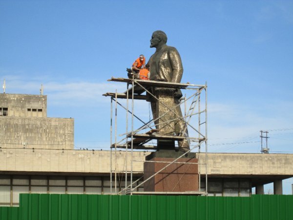 Памятник Ленину в Симферополе проходит все стадии трансформации (ФОТО)